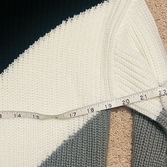 Sweater without a size but fits like a Large - Picture 3 of 5